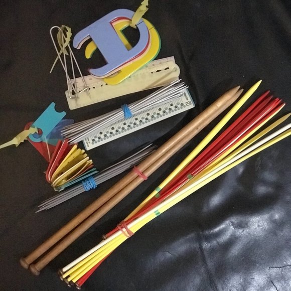 Knitting items (needles, bobbins, gauge, yarn holders) - Picture 1 of 14